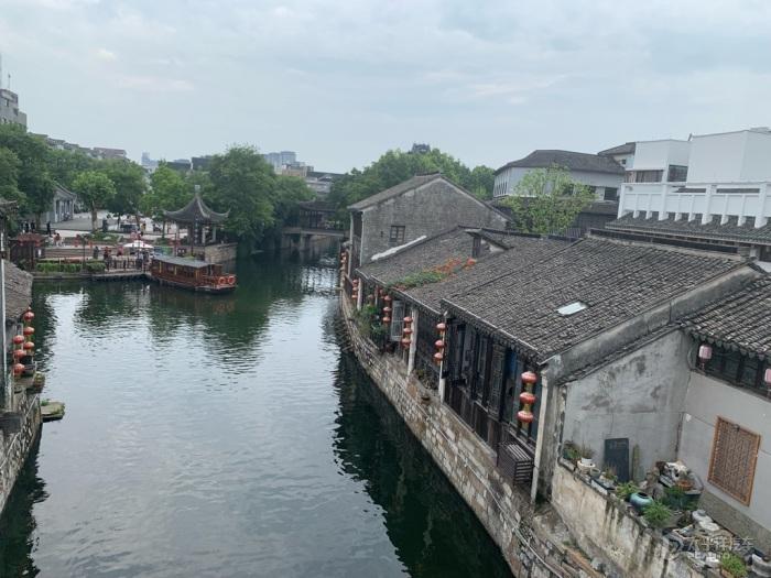 三年级用一半一半仿写夸张句是什么？